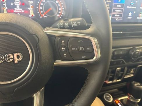Used 2025 Jeep Wrangler Unlimited Sahara AWD/4WD image 26