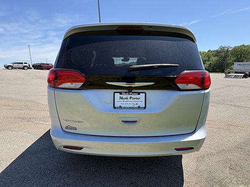 Used 2023 Chrysler Voyager LX FWD image 4