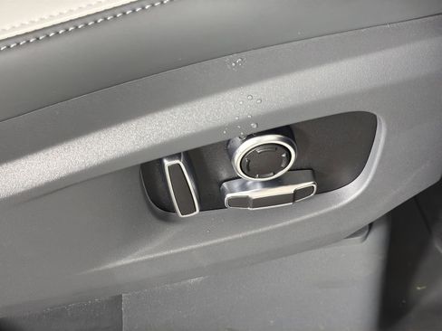 New 2025 Land Rover Defender 130 X-Dynamic SE image 34