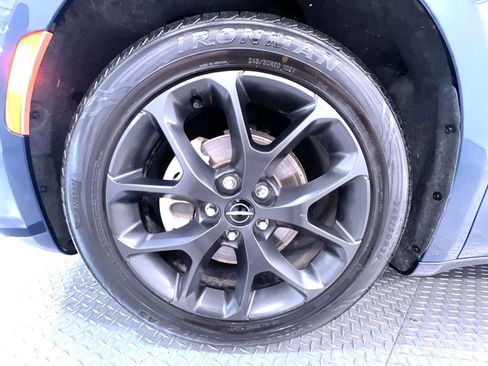 Used 2025 Chrysler Pacifica Limited FWD image 10
