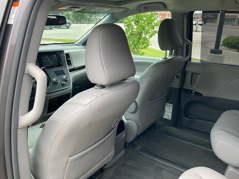 Used 2015 Toyota Sienna XLE AWD/4WD image 13