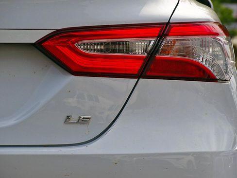 Used 2019 Toyota Camry LE FWD image 12