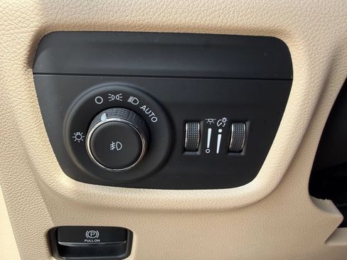 Used 2023 Jeep Grand Cherokee Limited AWD/4WD image 31