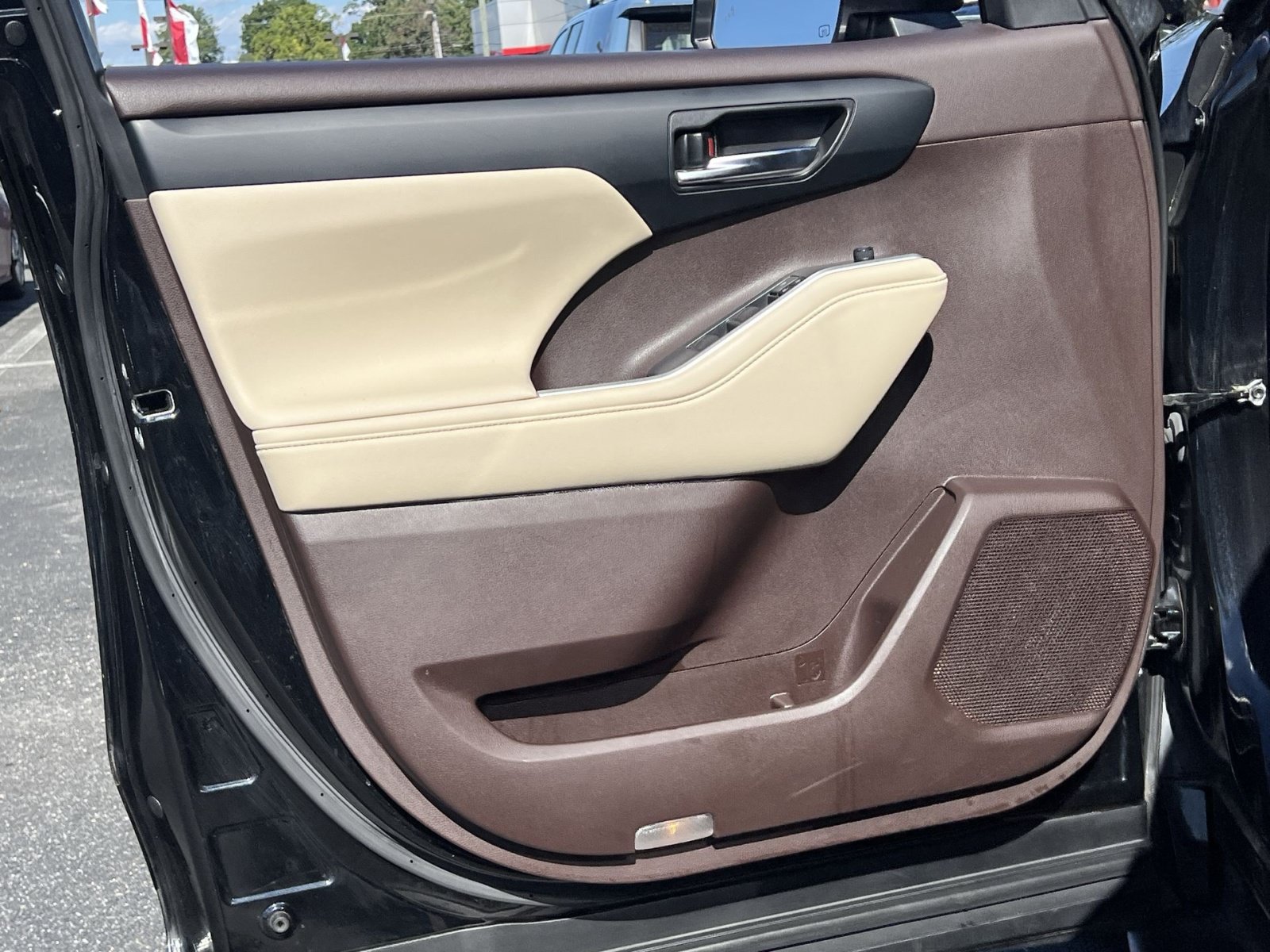 Used 2022 Toyota Highlander XLE AWD/4WD image 34