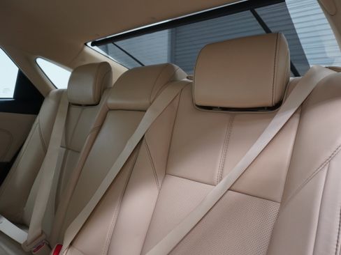 Used 2013 Toyota Avalon Limited w/ Technology Pkg FWD image 12