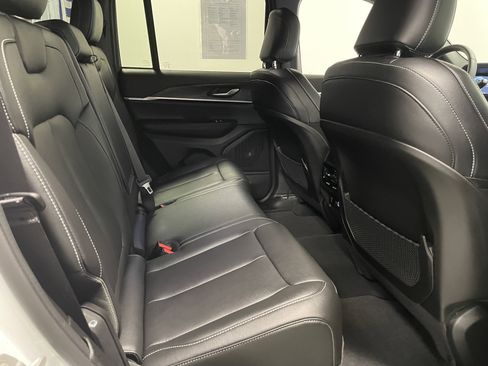 Used 2024 Jeep Grand Cherokee Limited image 25