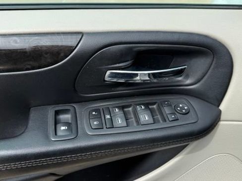 Used 2019 Dodge Grand Caravan SE w/ UConnect Hands-Free Group FWD image 15
