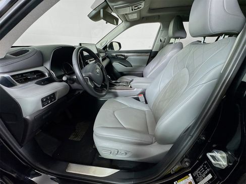 Used 2022 Toyota Highlander Platinum image 18