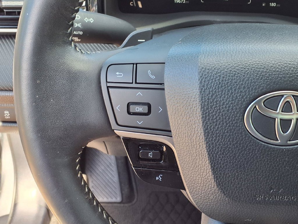 Used 2025 Toyota Camry SE w/ Convenience Package FWD image 32