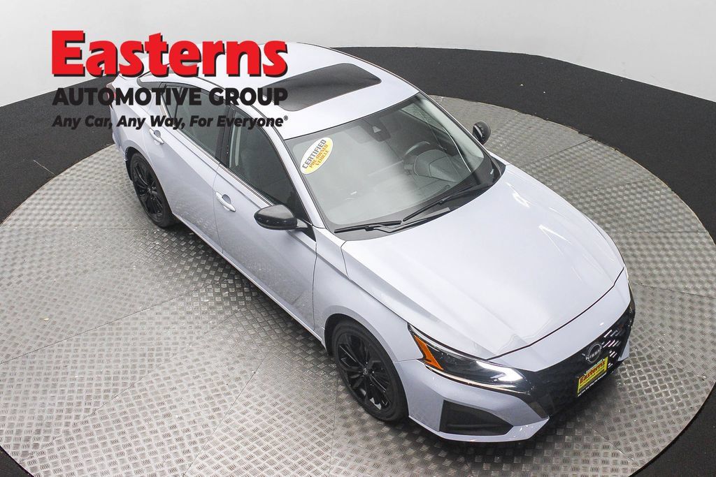 Used 2023 Nissan Altima 2.5 SR w/ SR Premium Package FWD image 5
