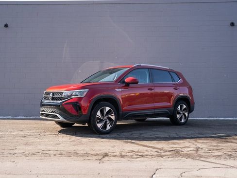 Used 2024 Volkswagen Taos SE image 1