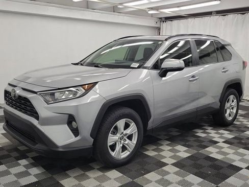 Used 2019 Toyota RAV4 XLE FWD image 3