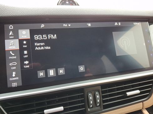 Used 2019 Porsche Cayenne image 18