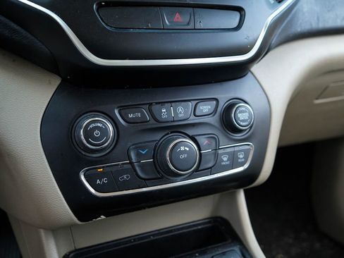 Used 2019 Jeep Cherokee Latitude w/ Popular Appearance Group FWD image 27