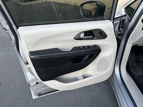 Used 2020 Chrysler Pacifica Touring-L FWD image 21