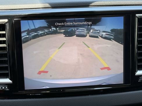 Used 2024 Chrysler Pacifica Touring-L FWD image 17