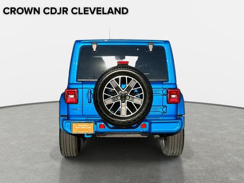 Used 2022 Jeep Wrangler Unlimited Sahara image 6