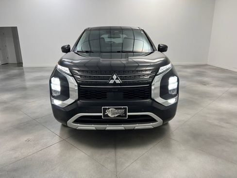 Used 2024 Mitsubishi Outlander SE image 2