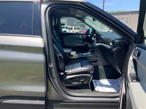 Used 2022 Ford Explorer XLT w/ Equipment Group 202A AWD/4WD image 28