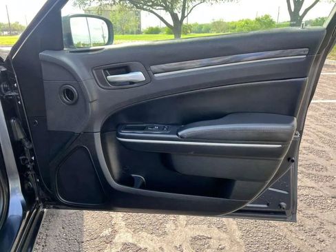 Used 2018 Chrysler 300 Touring RWD image 18