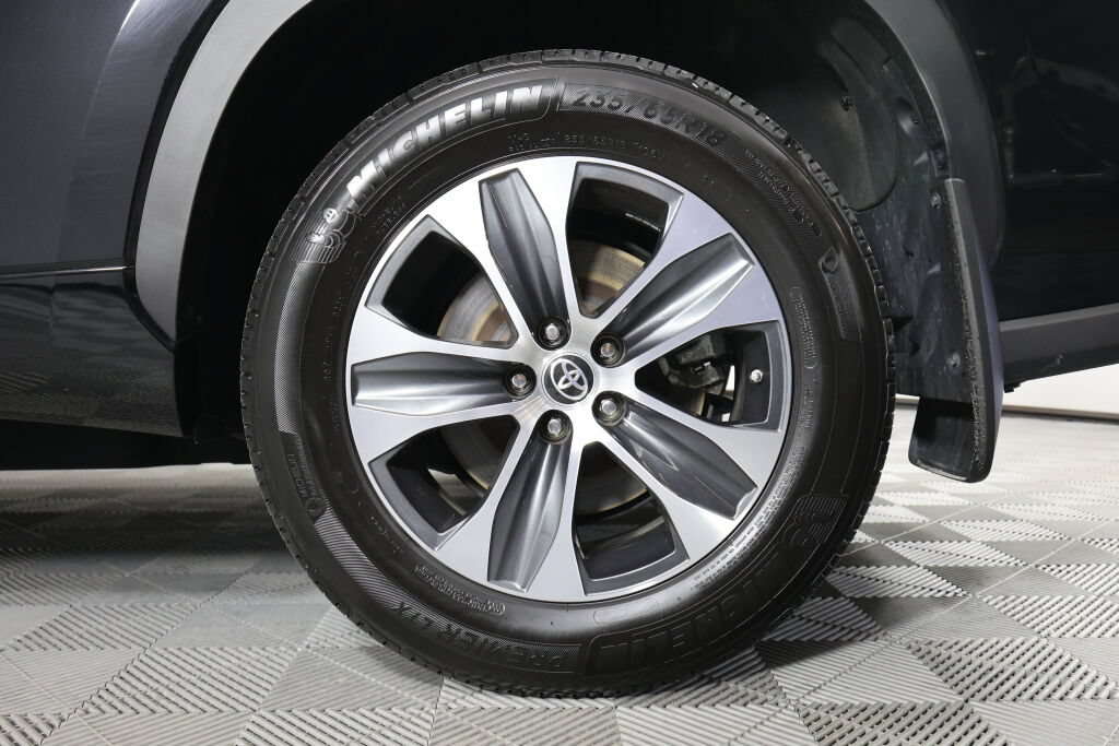 Used 2023 Toyota Highlander XLE AWD/4WD image 8