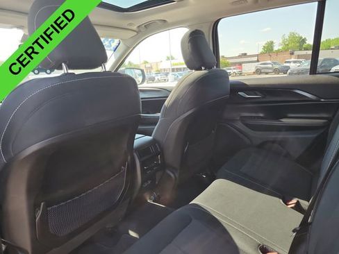 Used 2023 Jeep Grand Cherokee Laredo AWD/4WD image 30