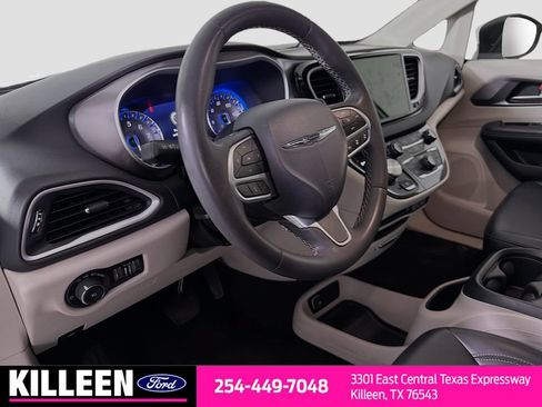 Used 2023 Chrysler Pacifica Touring-L FWD image 11