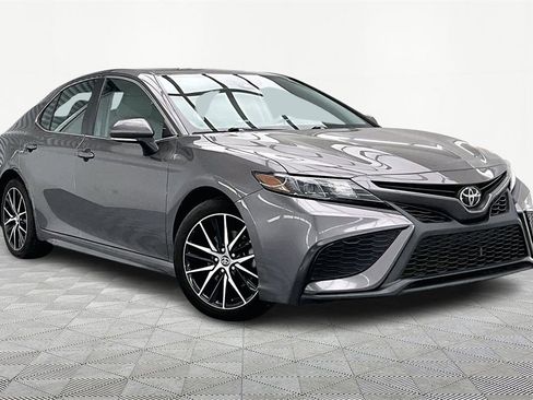 Used 2022 Toyota Camry SE image 12