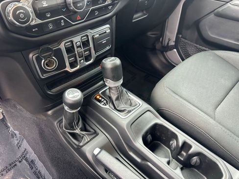 Used 2019 Jeep Wrangler Unlimited Sahara image 31