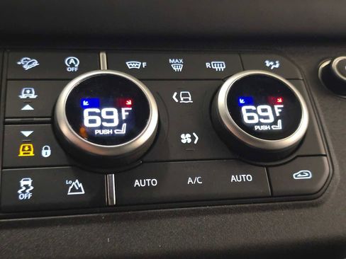 Used 2024 Land Rover Defender 110 SE image 30