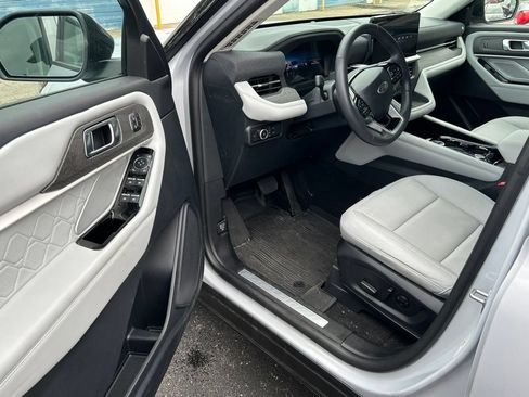 Used 2025 Ford Explorer Platinum w/ Ultimate Package AWD/4WD image 7
