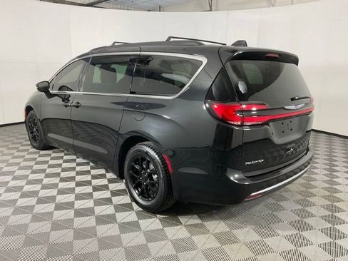 Used 2022 Chrysler Pacifica Touring-L image 4