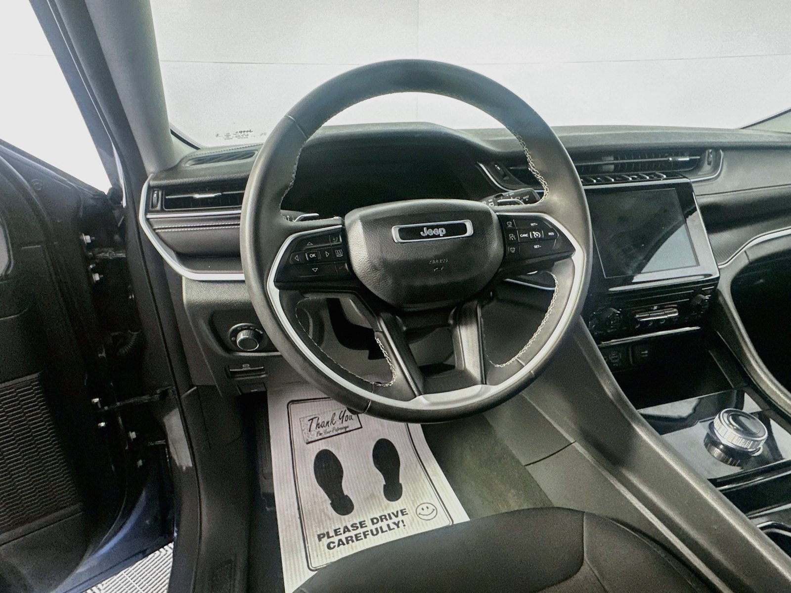 Used 2023 Jeep Grand Cherokee Laredo AWD/4WD image 11