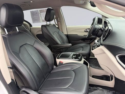 Certified 2024 Chrysler Pacifica Select image 20