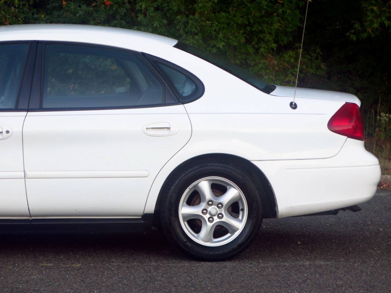 Used 2003 Ford Taurus SES FWD image 18
