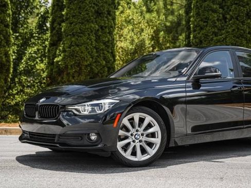 Used 2018 BMW 320i xDrive Sedan AWD/4WD image 3