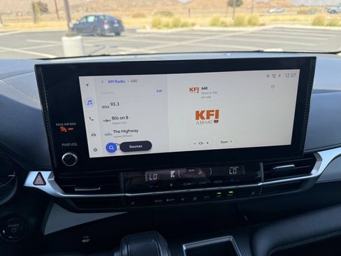 Used 2025 Toyota Sienna XLE FWD image 16