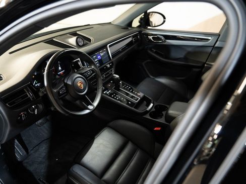 Certified 2023 Porsche Macan AWD/4WD image 4