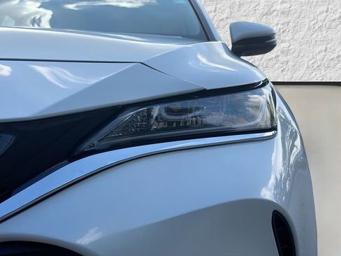 Used 2021 Toyota Venza LE AWD/4WD image 9