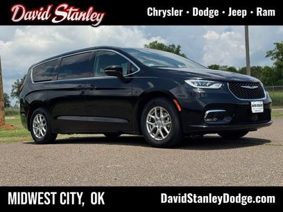 Used 2025 Chrysler Pacifica Select