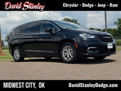 Used 2025 Chrysler Pacifica Select FWD image 1
