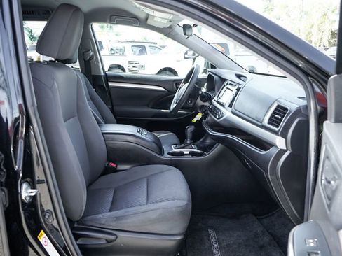 Used 2017 Toyota Highlander LE image 36