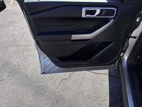 Used 2023 Ford Explorer XLT image 10
