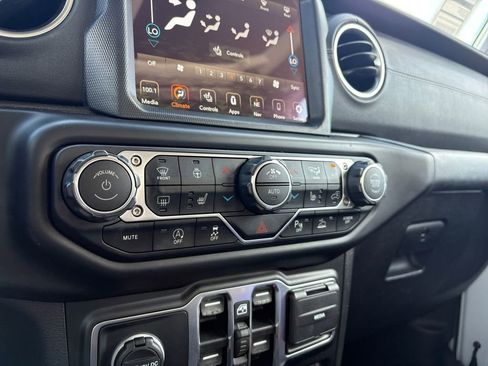 Used 2020 Jeep Gladiator Overland image 8