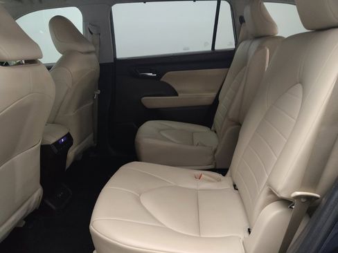 Used 2022 Toyota Highlander XLE image 18