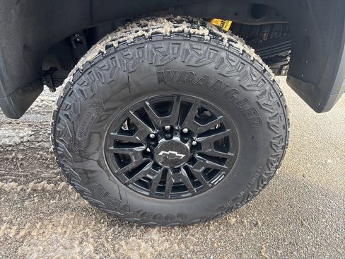 Used 2024 Chevrolet Silverado 2500 ZR2 w/ Technology Package image 9