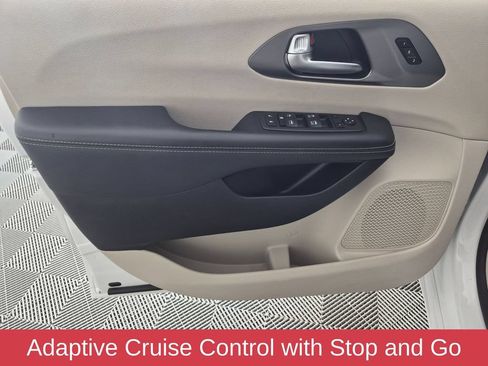Used 2023 Chrysler Pacifica Touring-L FWD image 11
