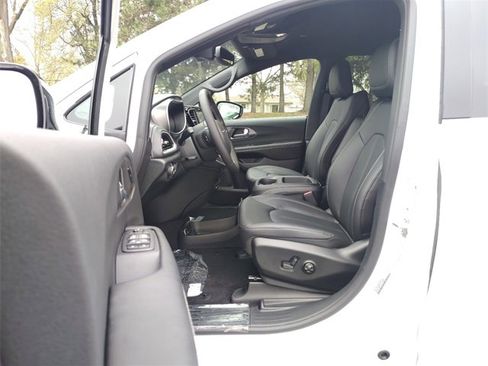 New 2026 Chrysler Pacifica Select image 2