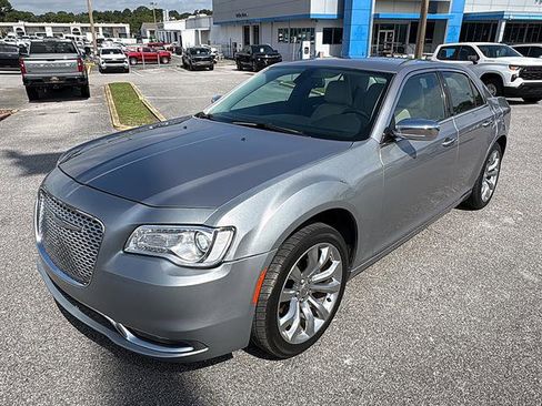 Used 2018 Chrysler 300 Limited RWD image 2