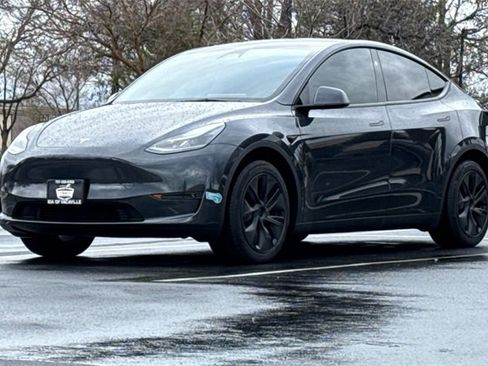 Used 2025 Tesla Model Y Long Range image 11